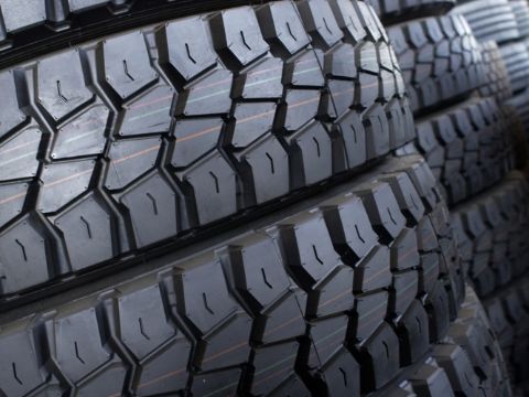 Vermeiden Sie Schäden an LKW-Reifen. Fahren Sie cleverer und senken Sie die Reifenkosten