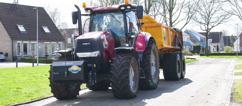 Landwirtschaftsreifen auf der Straße