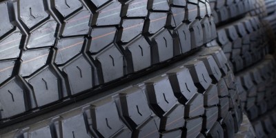 Vermeiden Sie Schäden an LKW-Reifen. Fahren Sie cleverer und senken Sie die Reifenkosten