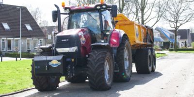 Landwirtschaftsreifen auf der Straße